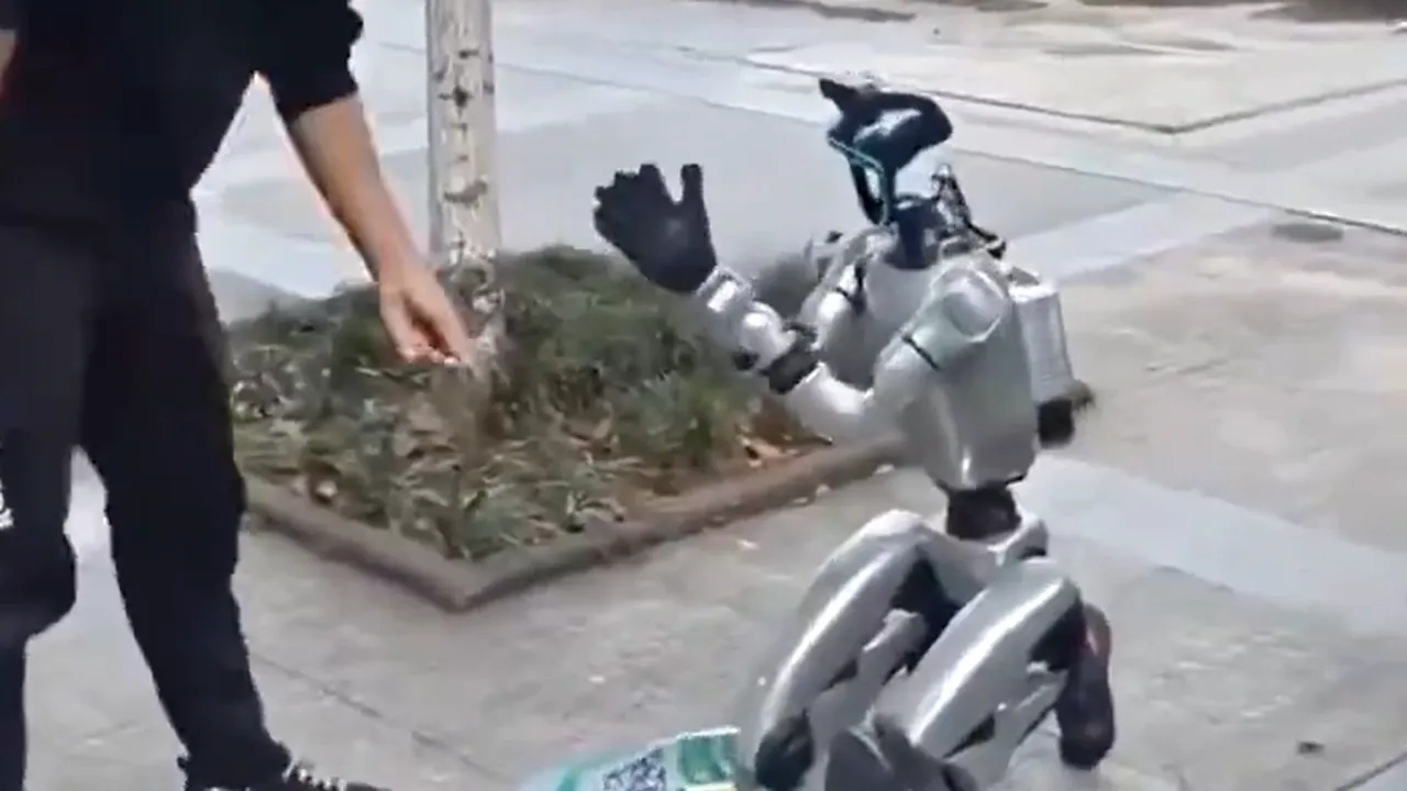 Un robot a cerșit, în genunchi, pe o stradă din China. El a spus că nu are bani pentru a-și încărca bateria
