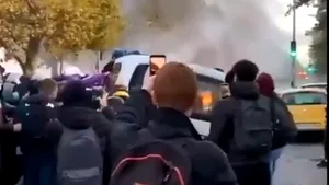 VIDEO Ciocniri între elevi şi poliţie în Franţa. Elevii contestă decizia autorităţilor de a menţine şcolile deschise în timpul crizei COVID-19