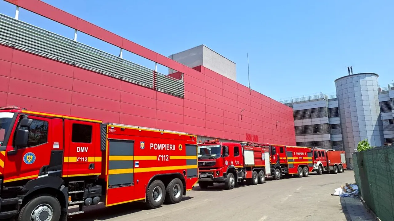 Incendiu puternic pe terasa mall-ului Afi Palace Cotroceni din Bucureşti / Au fost alertate 10 autospeciale de stingere / 1.300 de persoane, evacuate