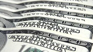 Dolarul se menţine în scădere, afectat de preţul record al ţiţeiului şi cotaţia redusă a acţiunilor