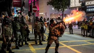 Noi proteste violente la Hong Kong: Poliţia a folosit tunuri cu apă şi gaze lacrimogene pentru a dispersa mulţimea | VIDEO