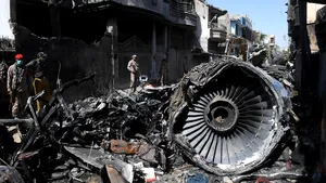 Accidentul aviatic din Pakistan în care au murit 97 de persoane a fost rezultatul unor erori umane/ Ministrul Aviaţiei: Piloţii au fost distraşi în timp ce vorbeau despre coronavirus