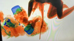 De teamă să nu-i fie furaţi banii, o femeie a intrat în scanerul cu raze X împreună cu geanta de voiaj - FOTO, VIDEO