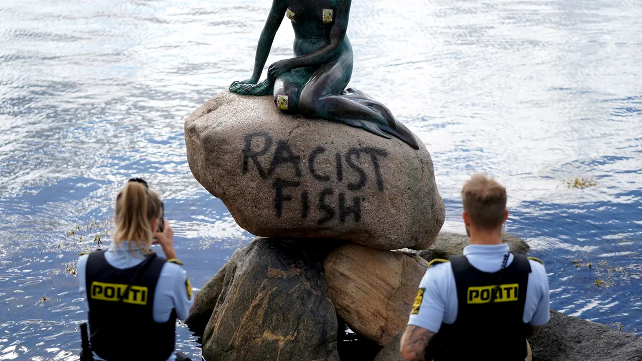 Statuia Mica Sirenă din Copenhaga, numită „peşte rasist”

