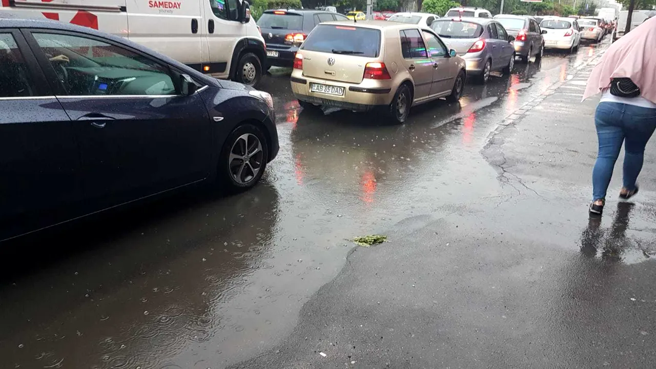 ANM: Aproape toată ţara este sub cod galben de ploi