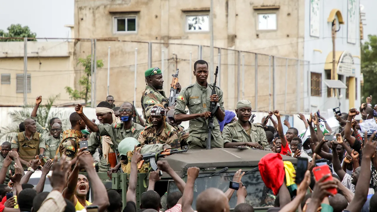  Preşedintele din Mali a fost nevoit să-şi dea demisia după lovitura de stat. Ce se va întâmpla cu militarii români
