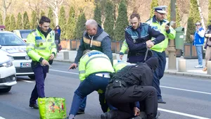 CONFLICT în stradă, oprit cu focuri de armă trase de poliţişti 