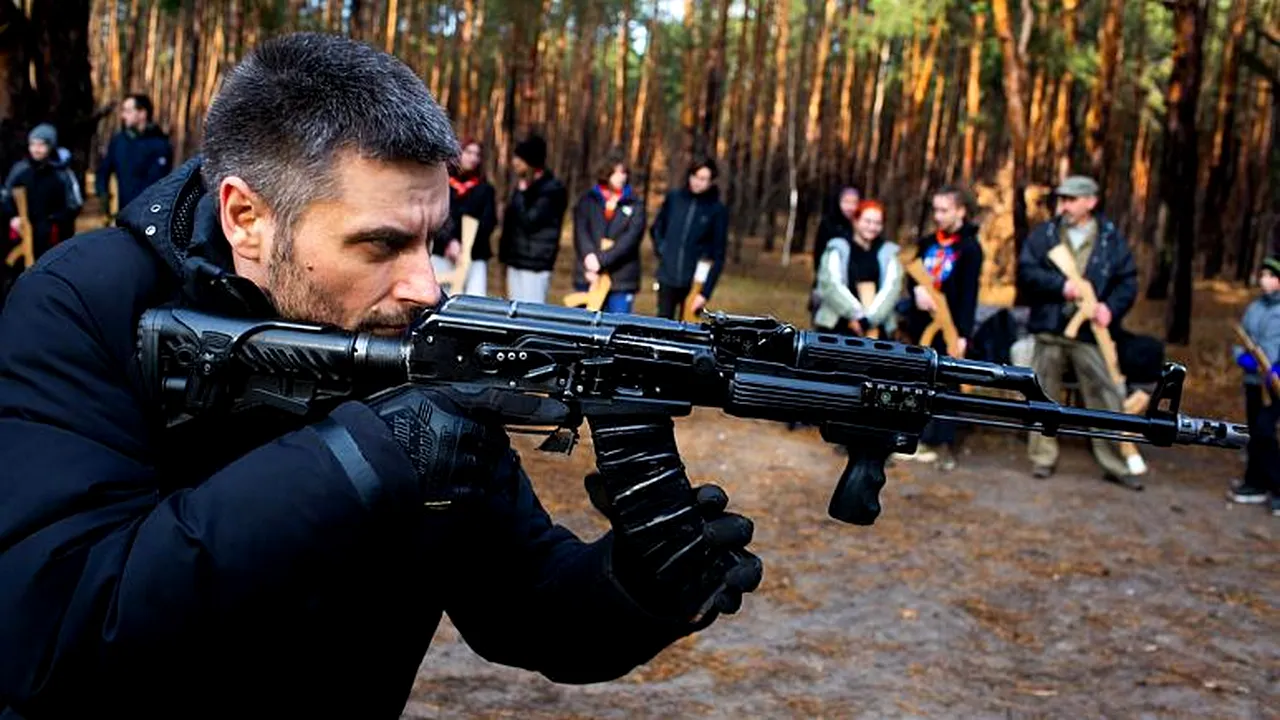 Pregătiri pentru un posibil război cu Rusia. Civilii din Ucraina învaţă să lupte şi să tragă cu arma