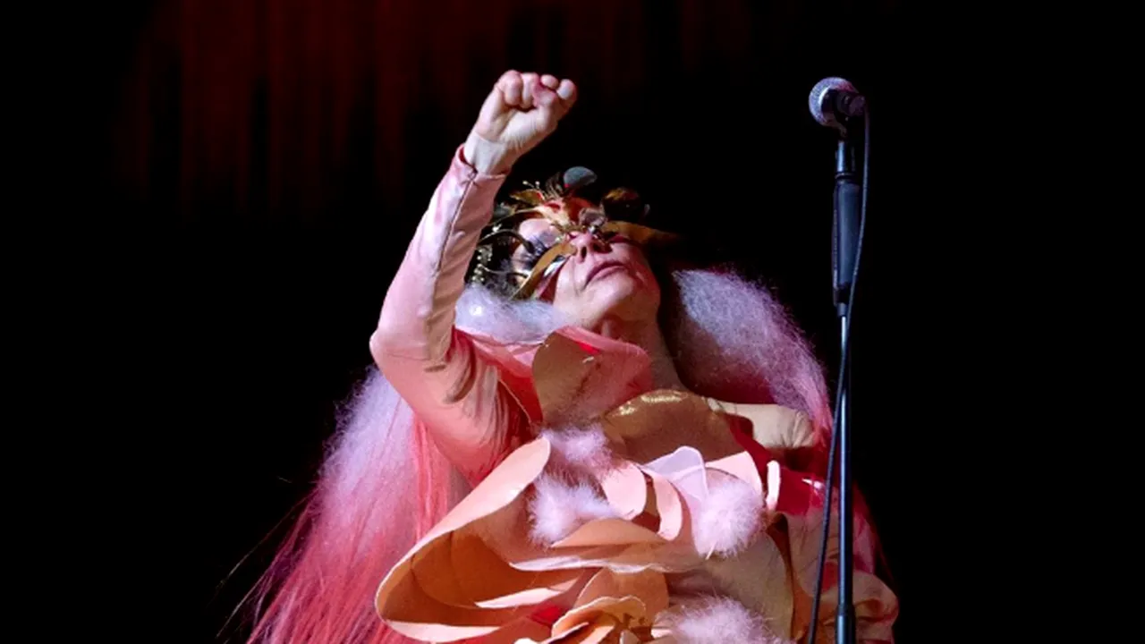 Cum foloseşte Bjork inteligenţa artificială, pentru a reflecta în muzică starea vremii 