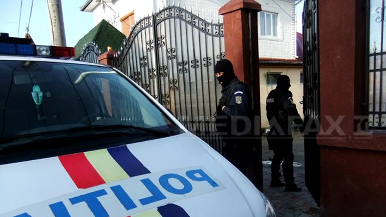 Percheziţii cu scandal la Strehaia. Jurnaliştii au fost atacaţi cu pietre