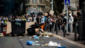 Orașele din Franța au avut parte de o noapte liniștită după introducerea restricțiilor de circulație, anunță premierul