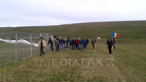 NOU PROTEST la Pungeşti: Gardul proprietăţii Chevron, dărâmat aproape în totalitate. Un tânăr susţine că a fost agresat de jandarmi. Chevron SUSPENDĂ activităţile. Protestatarii, controlaţi corporal şi evacuaţi - FOTO