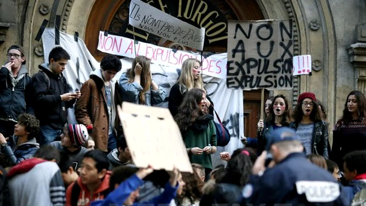 Paris: Licee blocate în semn de protest faţă de expulzarea elevilor străini