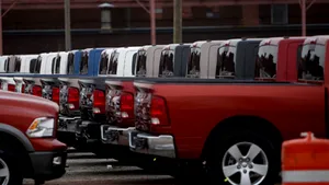 Chrysler întrerupe activitatea la toate uzinele, cel puţin o lună