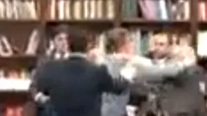 Partidul minorităţii albaneze se retrage din Parlamentul macedonean, după o bătaie între deputaţi - VIDEO