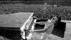 ASCULTĂ SMART RADIO. Elton John a dezvăluit că i-a fost frică că nu va mai putea lucra dacă renunţă la alcool şi droguri