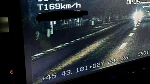Un șofer a rămas fără permis deoarece a depășit viteza maximă cu 119 km/h. A doua zi a fost prins la volan