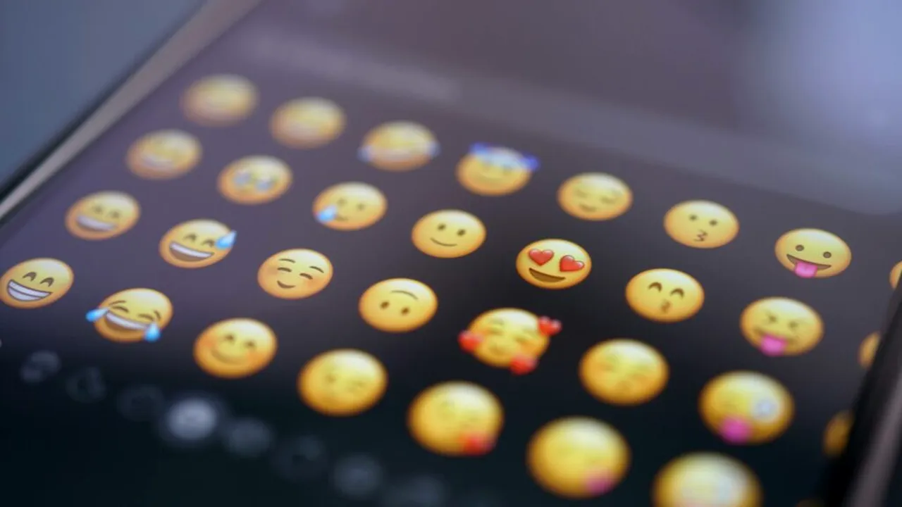 Emoticoanele întăresc relațiile de prietenie. Un nou studiu arată impactul pozitiv al emoji-urilor în comunicarea digitală