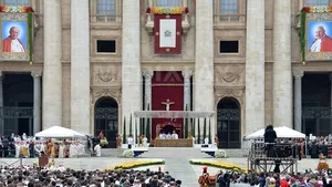 Vatican: Homosexualii şi copiii lor nu ar trebui să sufere din cauza prejudecăţilor Bisericii