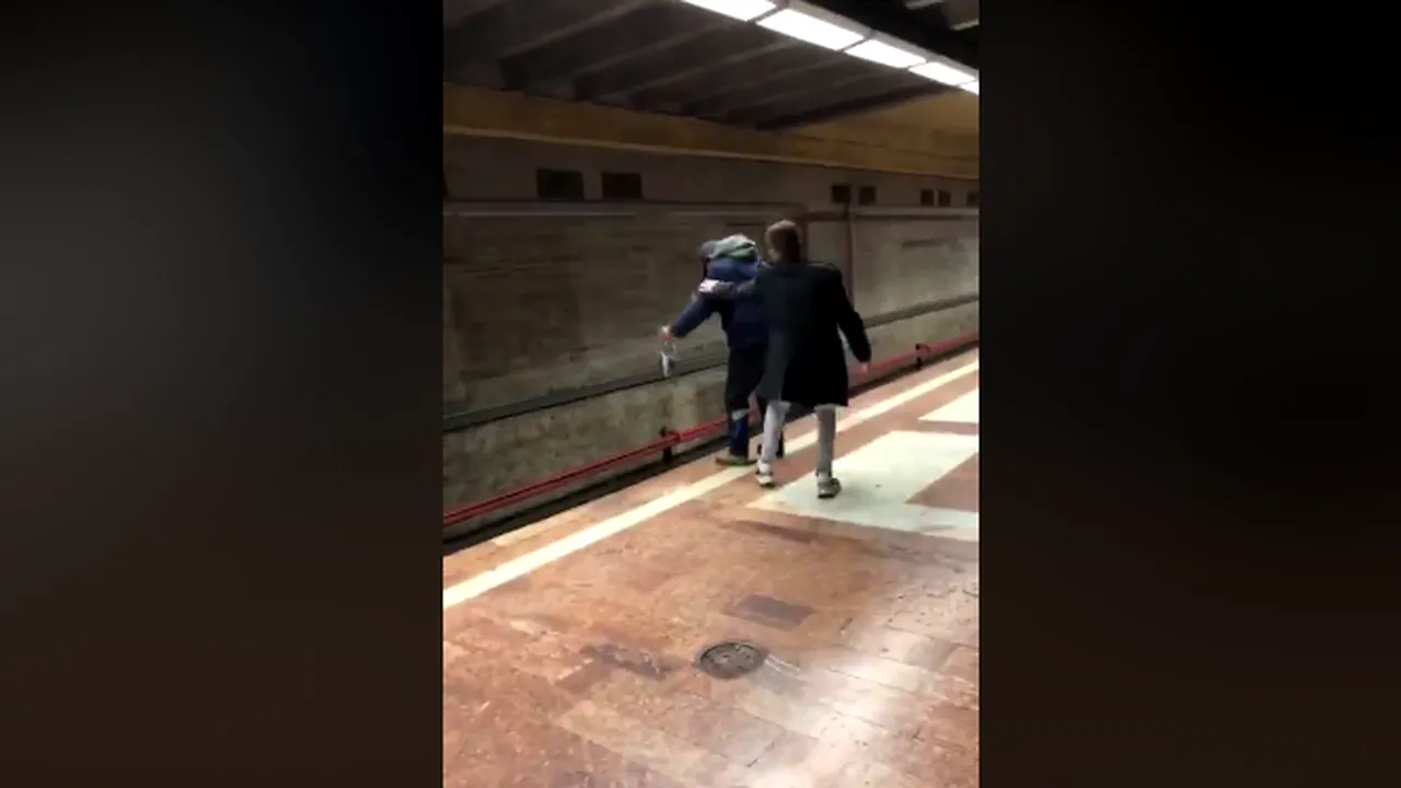 Un tânăr A OPRIT în ultimul moment un bărbat care voia SĂ SE ARUNCE în faţa metroului