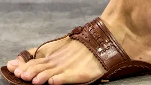 Când diavolul nu se mai îmbracă de la Prada: Brandul, acuzat că copiază un design de sandale care, într-un sătuc indian, se realizează manual încă din secolul al XII-lea