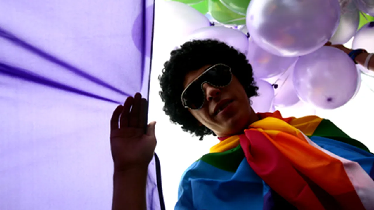 Baloane, umbreluţe colorate şi veselie la Parada Gay Fest - VIDEO