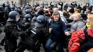 Ciocniri violente între poliţie şi protestatarii împotriva restricţiilor COVID-19 în Germania
