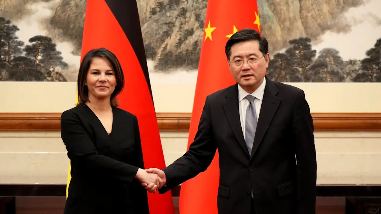 China insistă pentru negocieri între Ucraina şi Rusia, dar Baerbock cere retragerea trupelor ruse