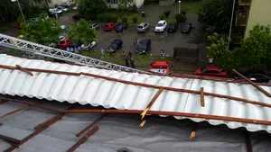 Acoperiş desprins de pe un bloc din Focşani, din cauza vântului puternic | FOTO