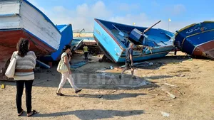 Italia: O navă plină cu imigranţi a naufragiat în largul insulei Lampedusa. Cel puţin 130 de oameni au murit. A fost decretat doliu naţional