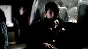 Fug epuizaţi de ISIS, cu copiii lor înfometaţi. Irakienii riscă tot ca să plece din Mosul, oraş ocupat: 