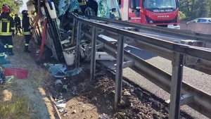 Un mort şi 25 de răniţi. Este bilanţul unui accident produs duminică pe A1, în Italia 