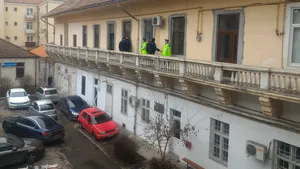 INCENDIEREA de la sediul PSD Cluj: Un bărbat bănuit că a aprins ziare, audiat