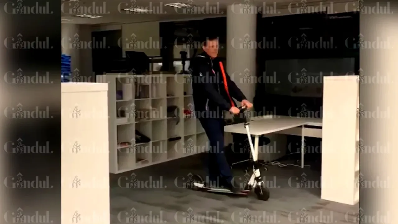 Ionuț Moșteanu, filmat pe trotinetă la USR, în fostul sediu de campanie al Elenei Lasconi
