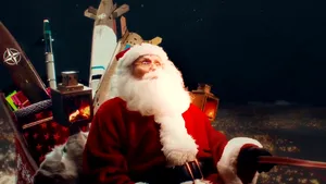 Un videoclip în care sania lui Moş Crăciun este doborâtă de o rachetă a ruşilor circulă online
