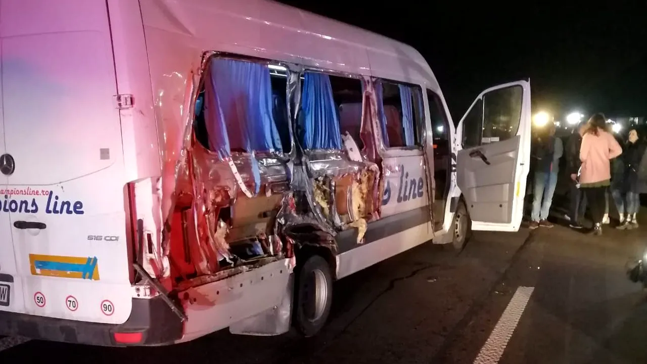 Accident pe A1: O femeie a murit şi 6 persoane sunt rănite, după ce un microbuz s-a ciocnit cu o dubă | FOTO