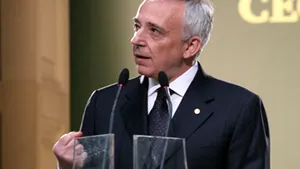 Isărescu: Întrebarea este ce se va ajusta mai întâi, consumul sau investiţiile