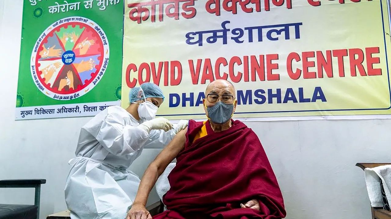 Dalai Lama s-a vaccinat. „Este de foarte mare ajutor”