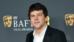 Actorul Jesse Eisenberg, nou cetățean polonez, glumește cu premierul Tusk despre serviciul militar