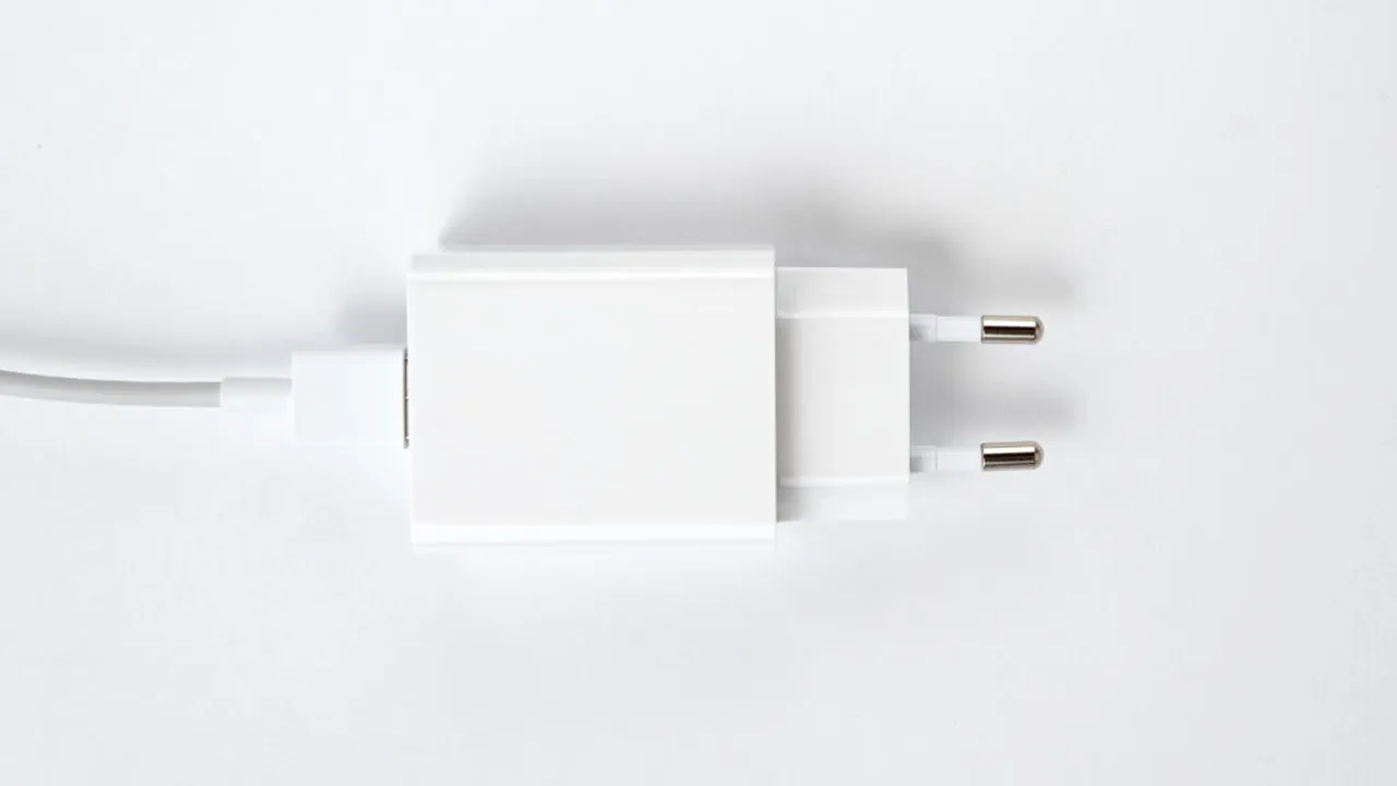 Este periculos să lași încărcătorul în priză toată ziua? Ce spun experții și când devine o problemă reală
