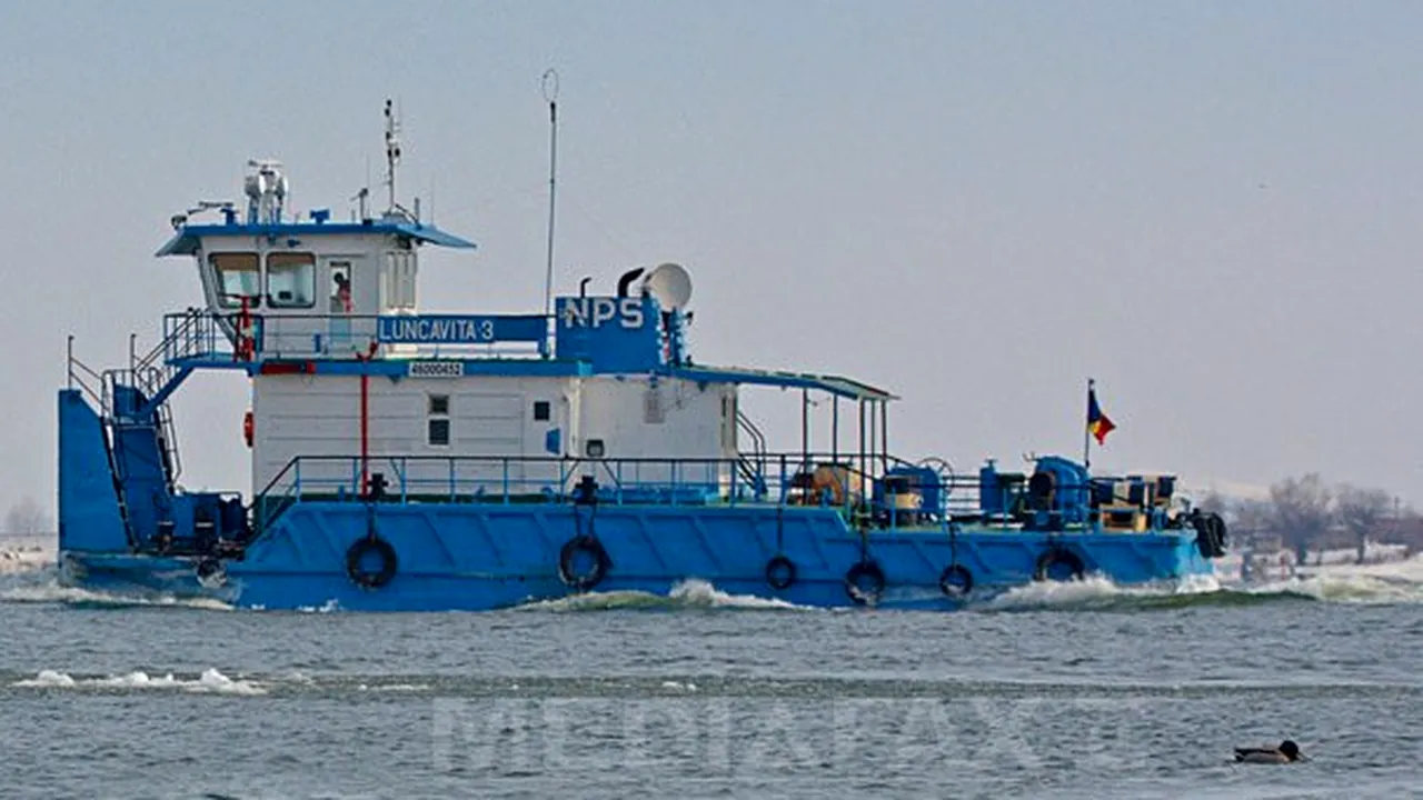 Zeci de nave blocate pe Dunăre în zona Portului Moldova Veche, din cauza vântului puternic