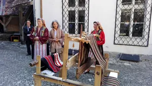 GALERIE FOTO | Artizană din Moieciu: La 10 ani am învăţat să ţes la război şi de atunci mi-a intrat la suflet