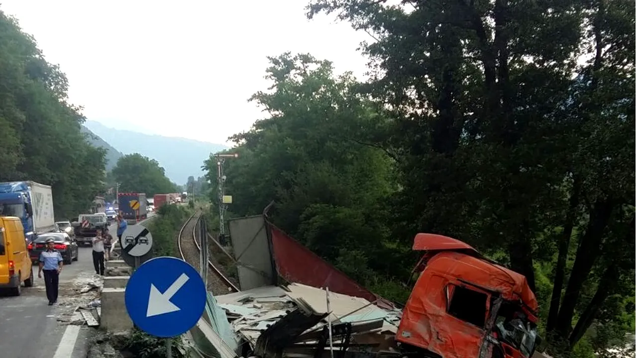 Trafic feroviar blocat în judeţul Vâlcea după ce un TIR s-a răsturnat peste calea ferată