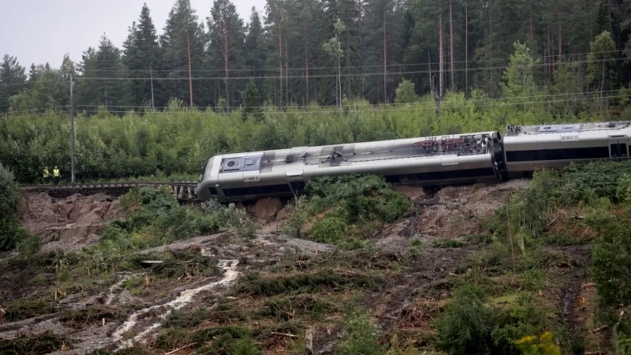 Tren deraiat şi drumuri acoperite de ape în urma ploilor torenţiale care afectează Suedia şi Norvegia