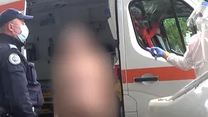 Dezbrăcat complet şi bolnav de COVID, un bărbat a ieşit să se plimbe pe stradă