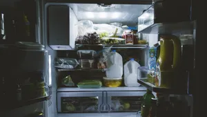 Nu este suficient să arunci alimentele expirate. Cât de des trebuie curățat frigiderul pentru a evita bacteriile și mucegaiul