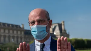 Profesorii din Franţa ies în stradă. Francezii râd de „ministrul educaţiei din Ibiza”