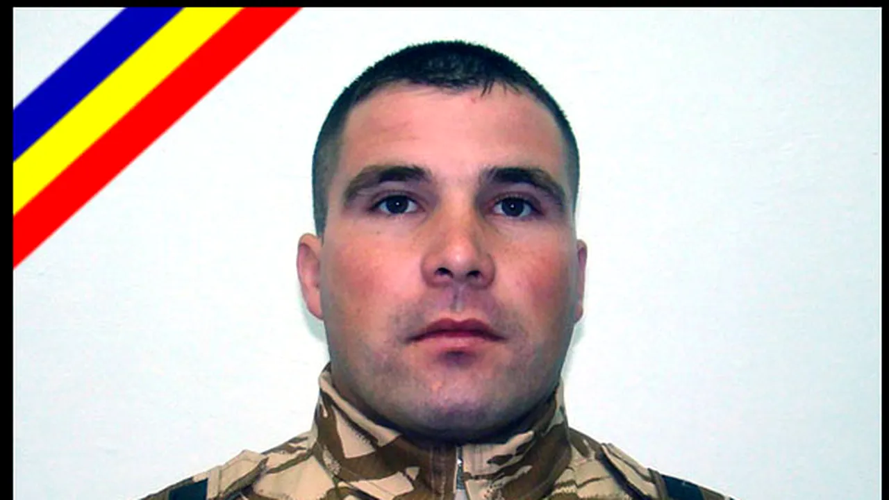 Peste 300 de persoane, la funeraliile sublocotenentului Cătălin Ionuţ Marinescu, mort în Afganistan