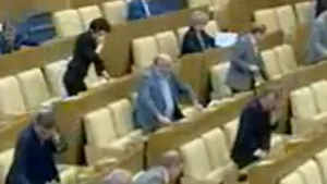 Deputaţii ruşi votează pentru sute de colegi absenţi - VIDEO