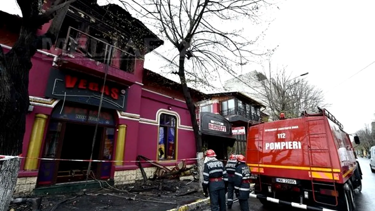 Constanţa: Oamenii au dus flori şi au aprins lumânări în faţa restaurantului distrus de incendiu